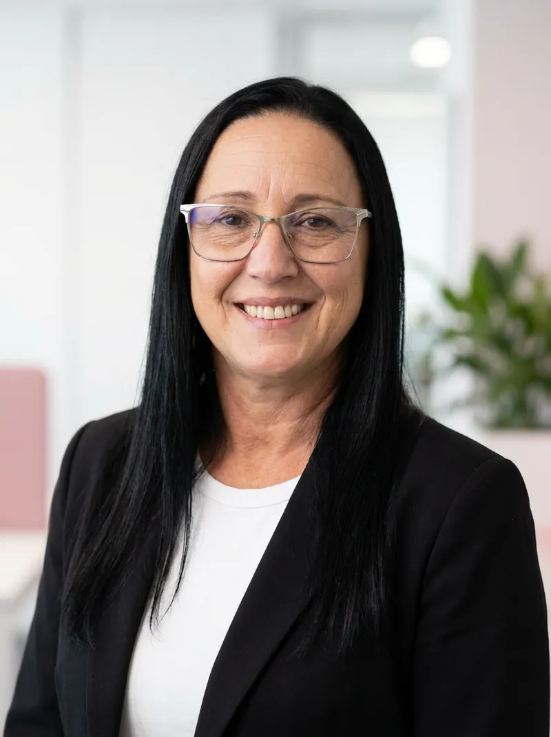 Ana Gomes, consultora credenciada Cora Empresas, sorrindo, de blazer preto